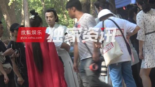 秦俊杰方如何回应与袁冰妍举止亲昵