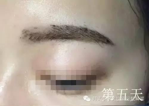 刘德华纹眉了吗