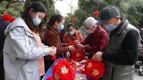 许先十八去烧香，西湖岸边遇上白娘娘，断桥二人来相会，小青在家守家乡，字谜，打一个字，谁知道