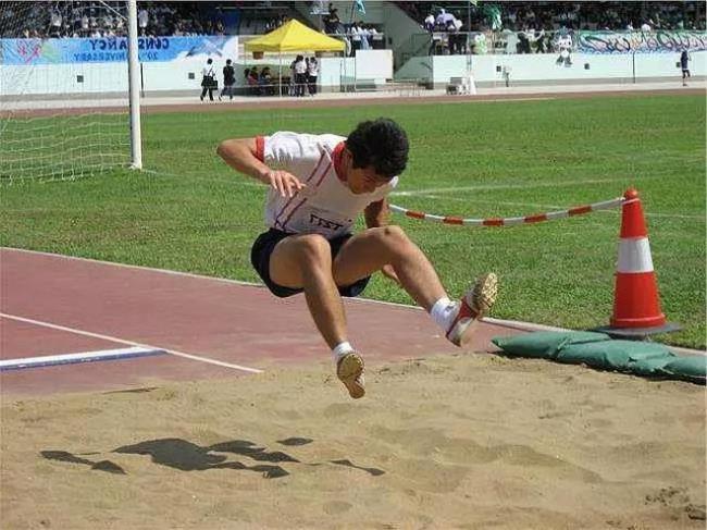 三级跳远女生多少米起跳