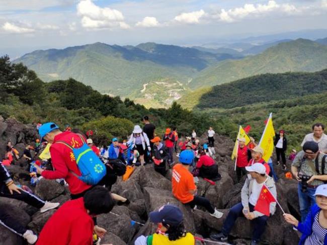 两座青山万人攀下联