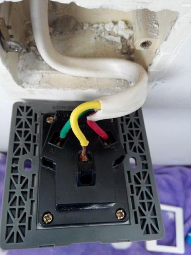 多孔插座跳闸原因和解决方案