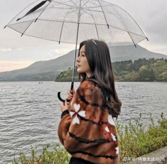 任凭眼泪在雨中纷飞是什么意思