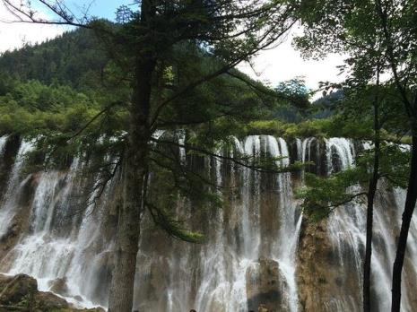 九寨沟和珍珠滩远吗