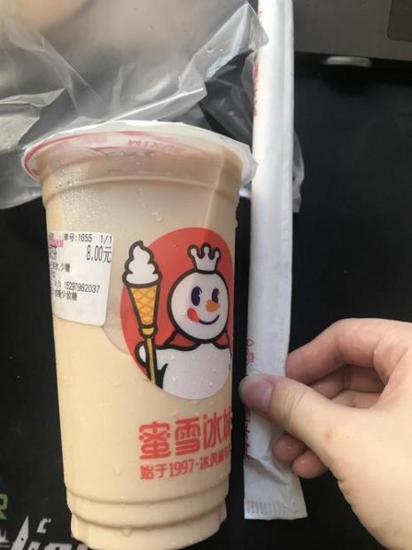 中杯蜜雪冰城双拼奶茶的热量