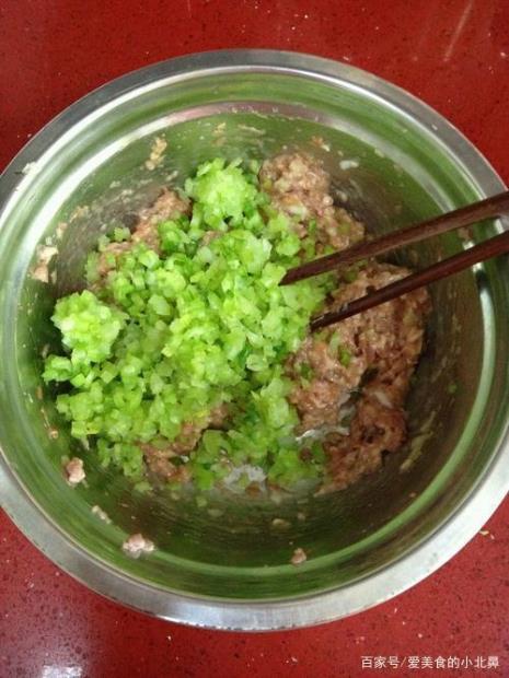 猪肉芹菜馅饺子怎么调好吃