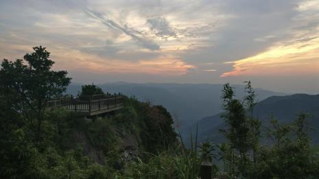 为什么山凹的地方有凉风