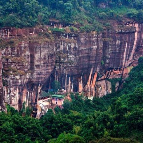 广东大峡谷和丹霞山哪个好玩