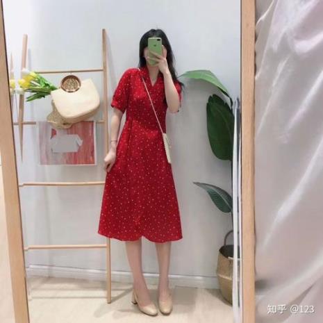 送亲的中年妇女穿什么衣服