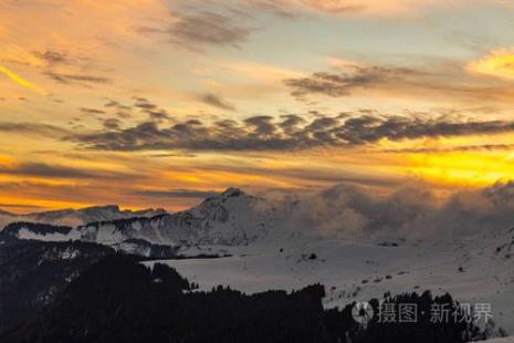 雪峰落日景象的描写有什么特点