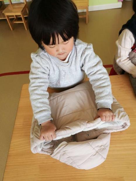 幼儿在群里叠衣服应该怎么夸奖