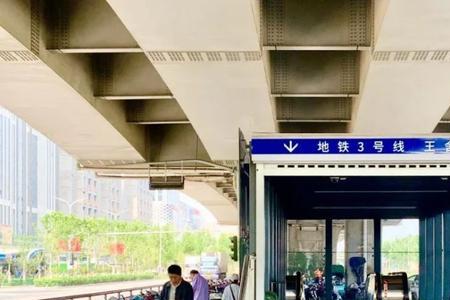 公交同站换乘需要过马路吗