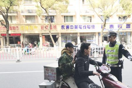 交警骑摩托车带人算违规吗