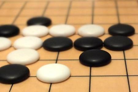 一个棋子在棋盘上最多有几口气