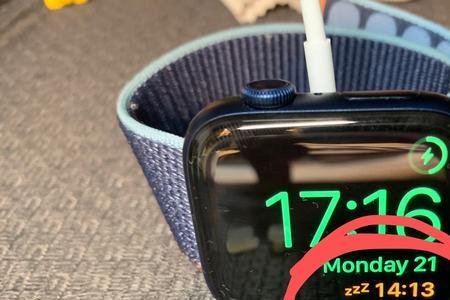 iPhone watch充电器插上一会又不充电