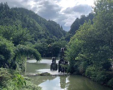 依山靠水是什么意思