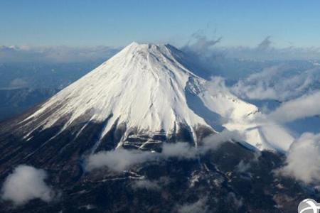 富士山上的白色东西是什么