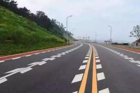 道路宽虚线可以变道吗