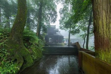 下雨天去峨眉山如何