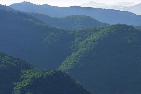 丽日当空群山绵延出自哪里