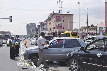 右车正常行驶左车变道撞过来