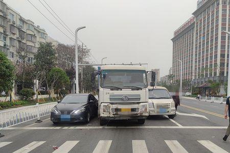 红绿灯变道被后车撞谁的责任