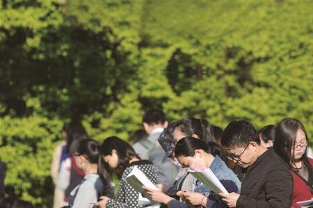 蜂拥而上下一句