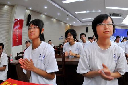 资助贫困学生一年多少钱