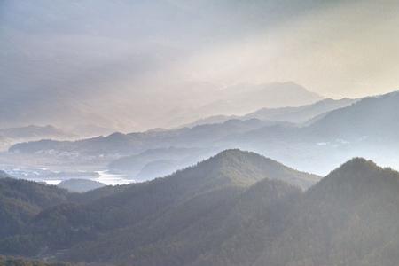 雾里见山秋风四起啥意思