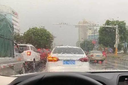 下雨天开车还是坐公共汽车