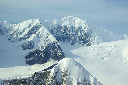 山峦崎岖是成语吗