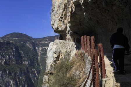 山峰陡峭是成语吗