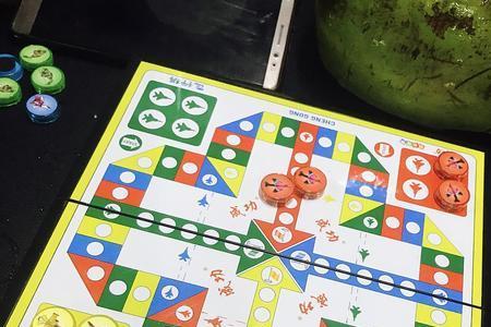 飞行棋两个叠在一起可以吃吗