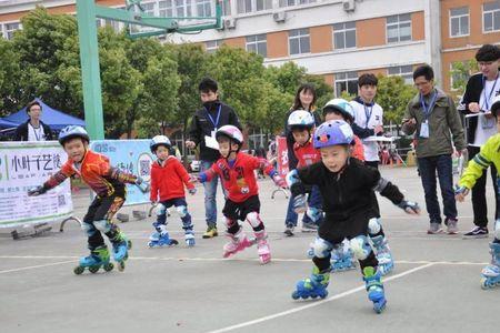 小孩子学滑板好还是轮滑好