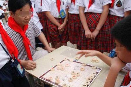 学生下象棋利与弊