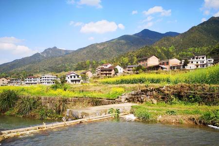 描写山村溪水声音的诗句