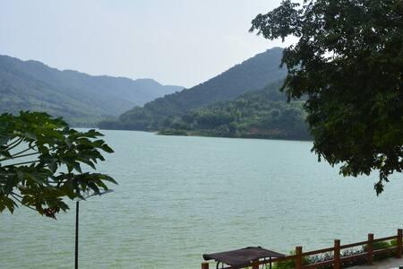 山边适合居住还是湖边好