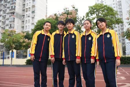 学生为什么把校服系在腰上