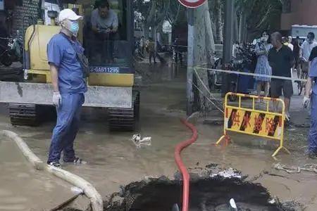 沥青路被水泡塌