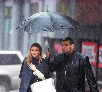 下雨天给女生送伞她会感动不