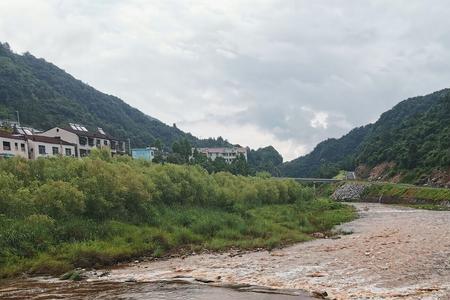 山洪的水一定浑浊吗