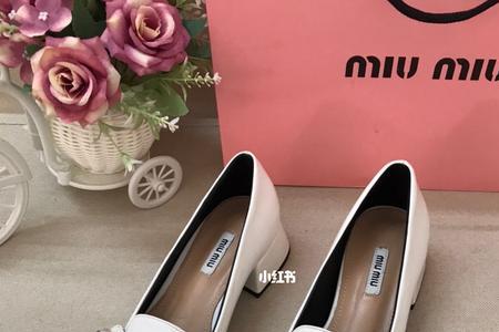 miumiu玛丽珍鞋底是什么颜色