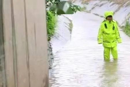 凄风苦雨的侵袭还是侵蚀