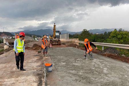 混凝土打路面怎么成坡