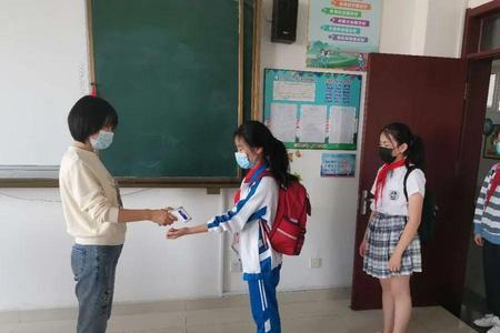 在学校碰到小学同学怎么打招呼