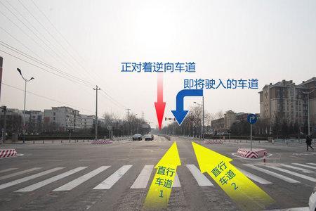 车前面是辅路再往前是主路