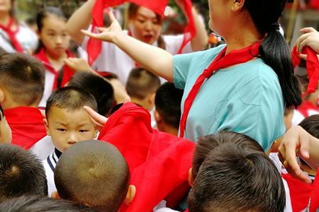 小学一年级几月佩戴红领巾