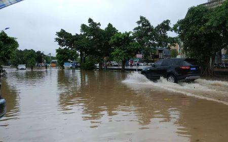 一场大雨过后路面积水成灾诗句