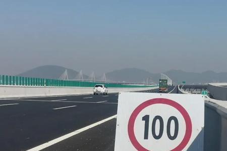 高速中间车道限速100可以跑120吗