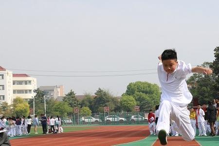 助跑翻跟头是什么体育项目